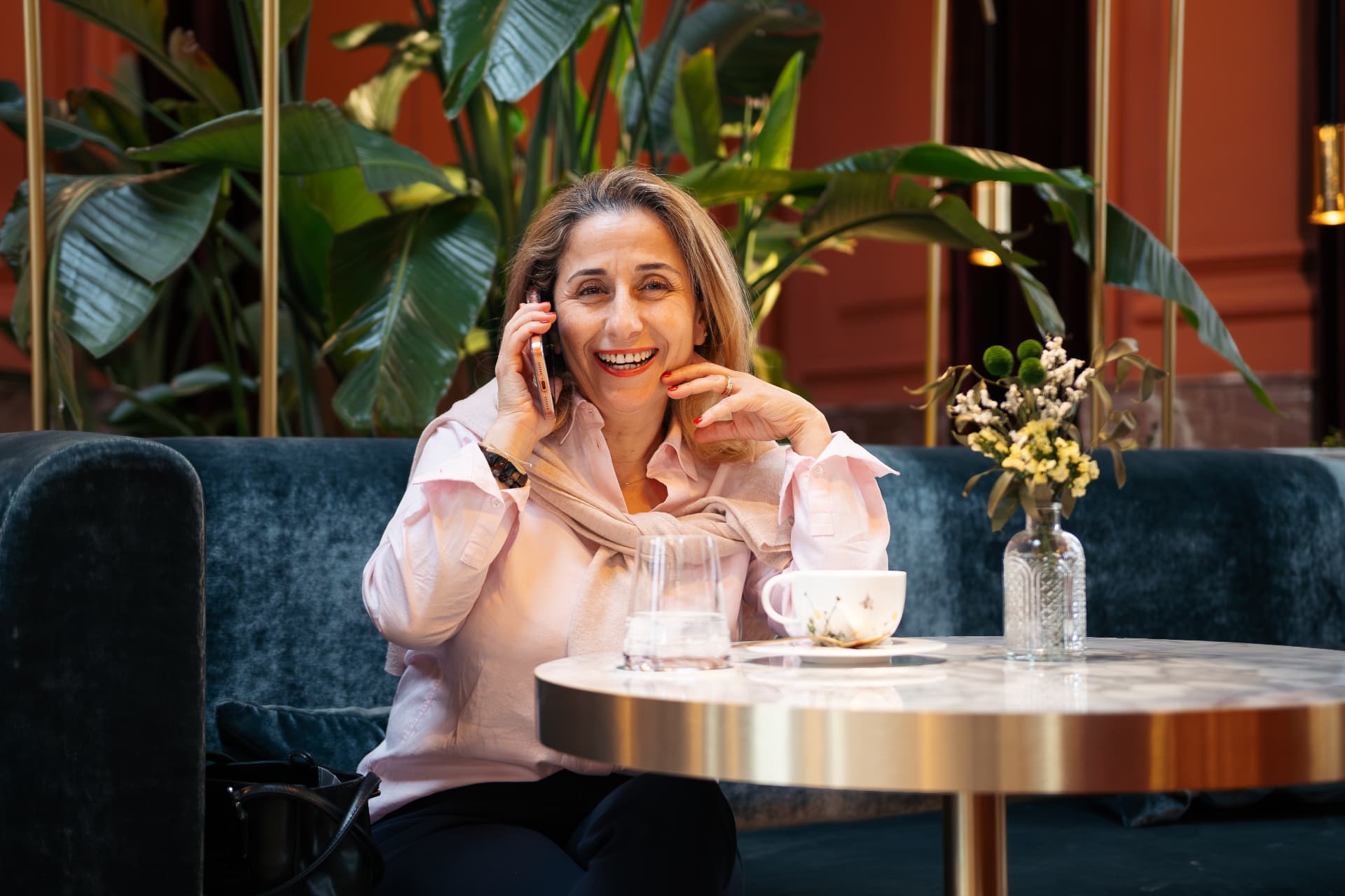 Baya Caux en échange avec une cliente